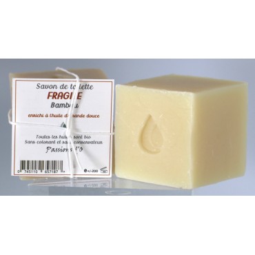 El jabón artesanal de bambú tiene mucho éxito, con un perfume floral, le gusta perfumar la ropa antes de su uso.