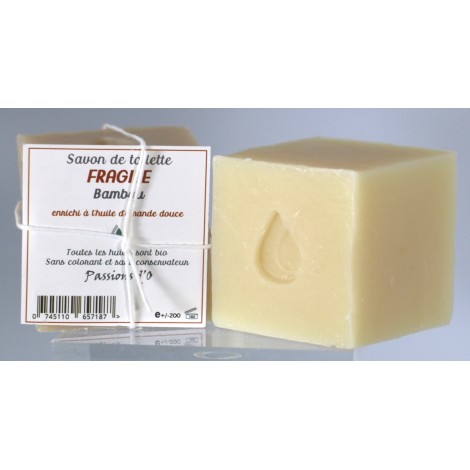 El jabón artesanal de bambú tiene mucho éxito, con un perfume floral, le gusta perfumar la ropa antes de su uso.