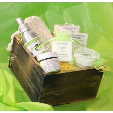 Verouderde houten kist met natuurlijke cosmetica