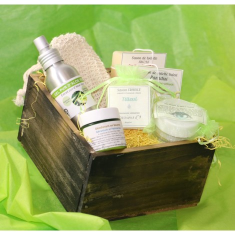 Scatola in legno invecchiato contenente cosmetici naturali