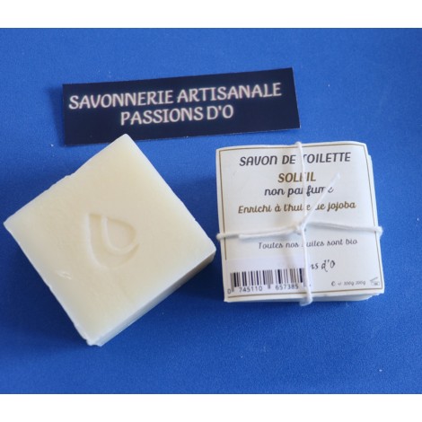 Savon non-parfumé au jojoba qui régularise le sébum de la peau.