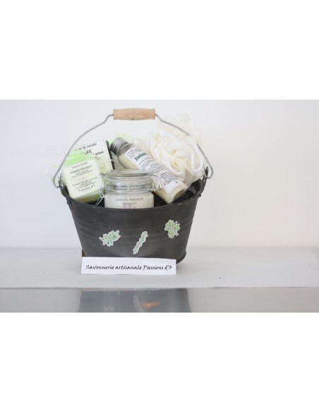 Natuurlijke cosmetica gepresenteerd in een decoratieve emmer