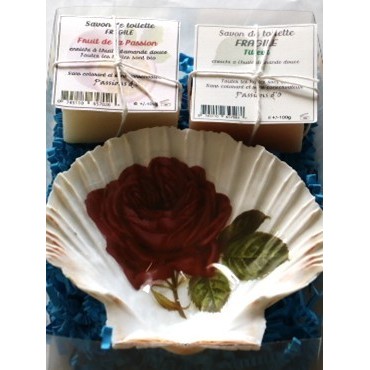 Decorated scallop shell and 2 scented soaps