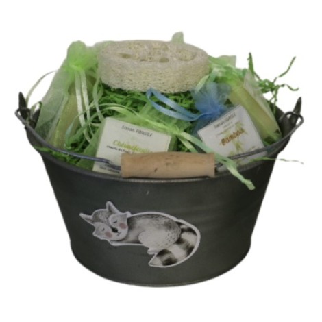 cubo de zinc con jabones y una esponja vegetal