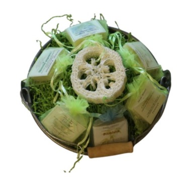 balde de zinco com sabonetes e uma esponja vegetal