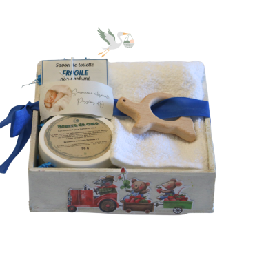 Coffret cadeau artisanal en bois avec serviette, savon "Fragile"artisanal et beurre de coco bio