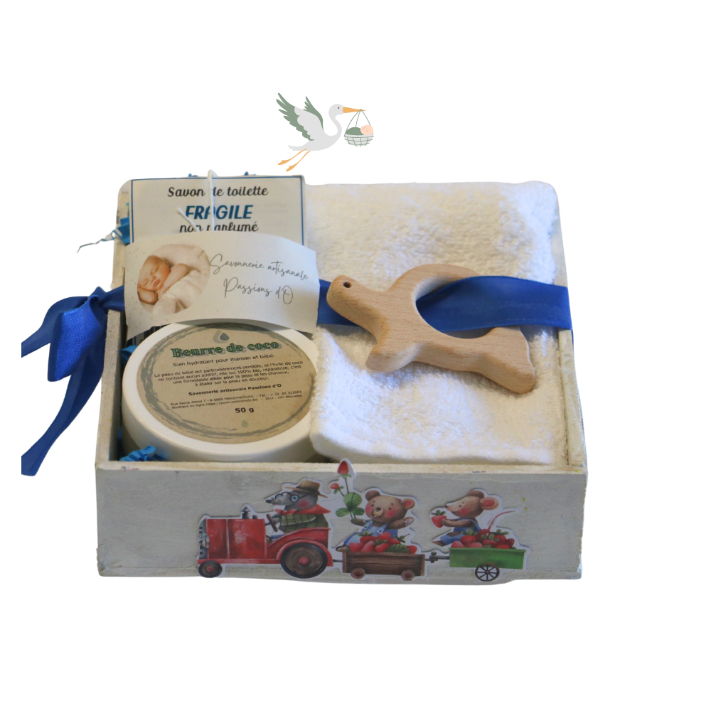 Coffret cadeau artisanal en bois avec serviette, savon "Fragile"artisanal et beurre de coco bio