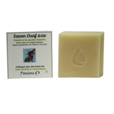 Questo shampoo per animali a pelliccia è realizzato con oli di qualità biologica senza coloranti e senza conservanti.