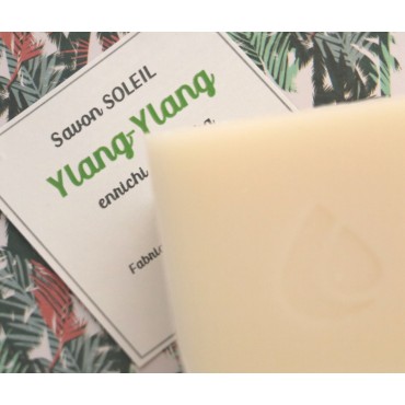Jabón artesanal con aceite esencial de ylang-ylang para la relajación y el bienestar