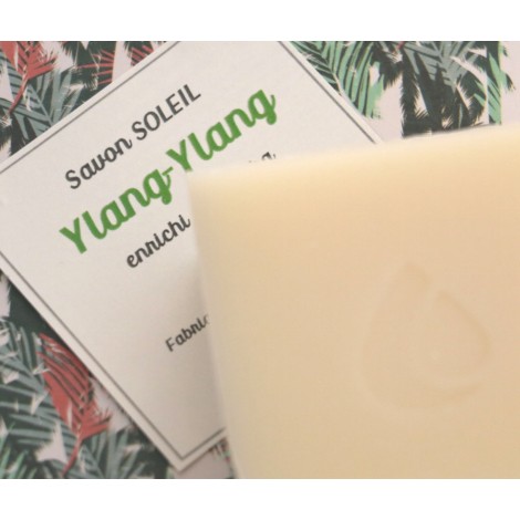 Ambachtelijke zeep met etherische olie van ylang-ylang voor ontspanning en welzijn