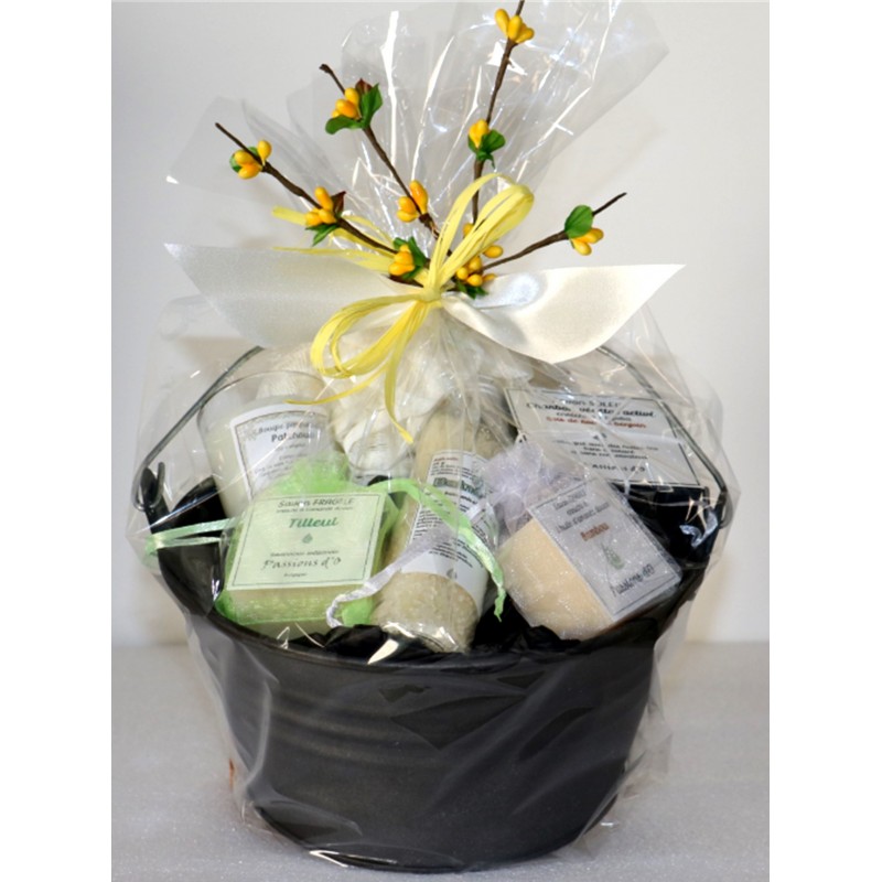 Natuurlijke cosmetica gepresenteerd in een decoratieve emmer