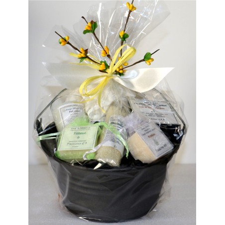 Natuurlijke cosmetica gepresenteerd in een decoratieve emmer